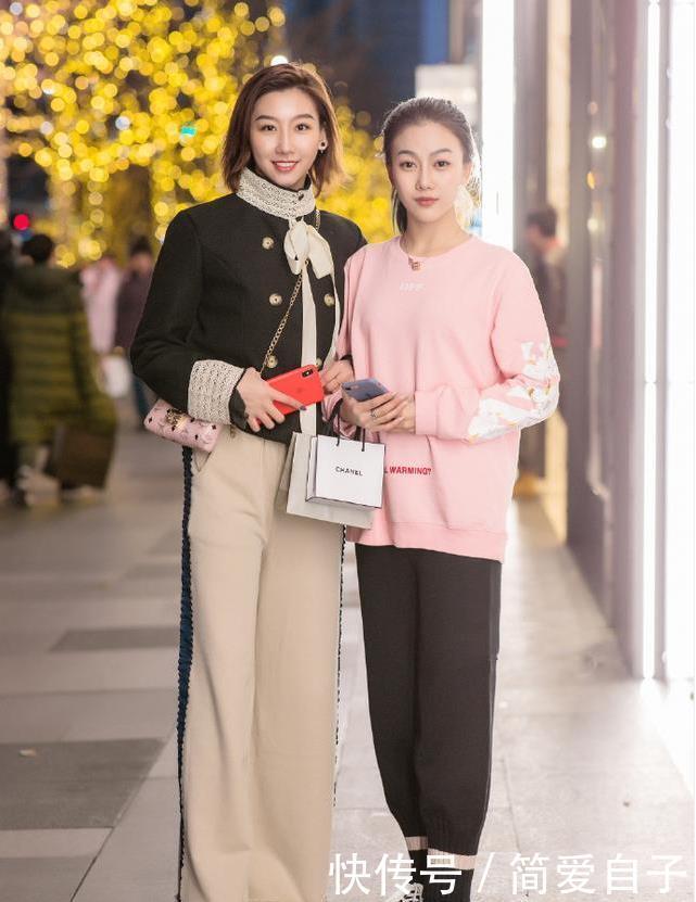  「清纯」街拍穿搭非常相似的姐妹花，姐姐成熟魅力，妹妹清纯迷人