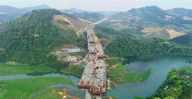 这座高速大桥投资47亿，如今却被迫荒废，村民还在桥上种了庄稼