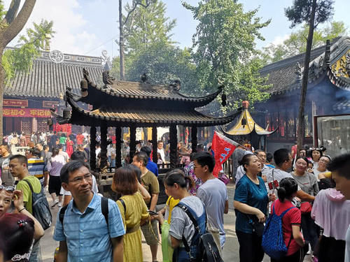 国庆苏州香火最旺的寺庙，寺内人山人海，网友回复：都因一首唐诗