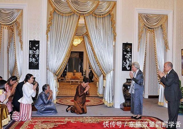  『气质』83岁柬埔寨太后气质真绝！裹身裙配水墨围巾太高贵，优雅了一辈子！
