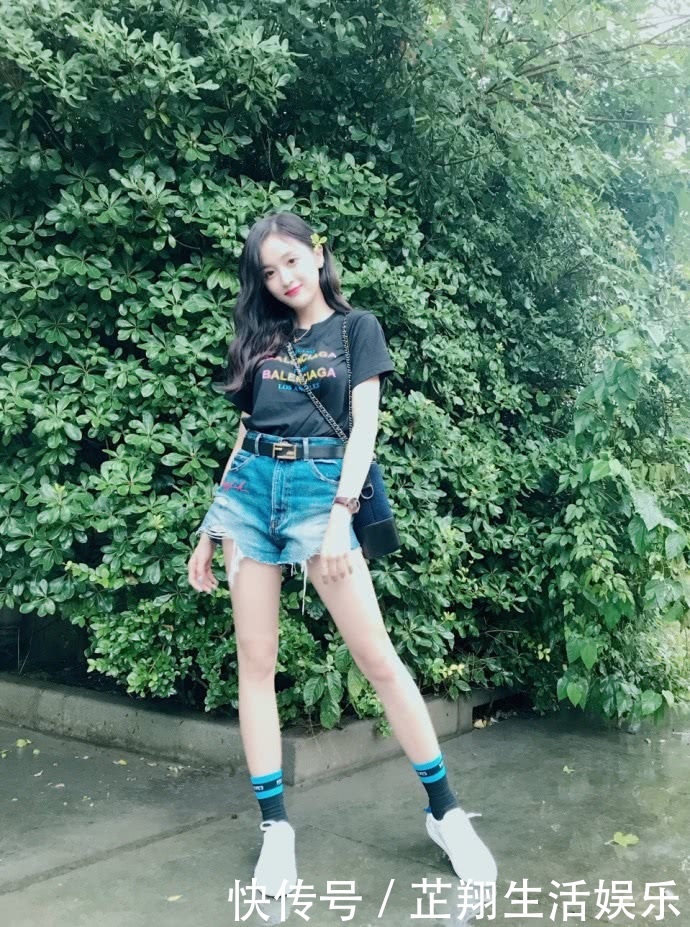 真服吴宣仪！烂大街的牛仔短裤穿得如此潮流，实力诠释什么是美腿