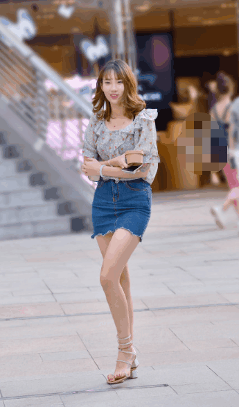 广东街拍: 紧身衣让火爆身材呼之欲出, 多少人被图六小姐姐迷住