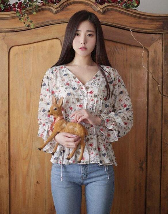 洋溢少女气息的紧身皮裤，勾勒出腿部线条，非常漂亮！