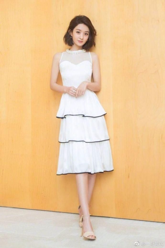 Baby比赵丽颖还瘦，穿挂脖裙，肩膀一点肉都没有，全是骨头!