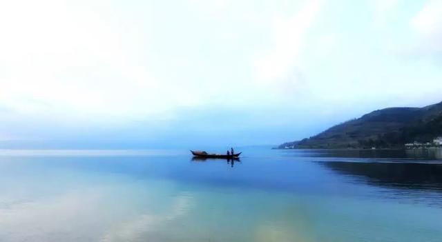 比泸沽湖还要美，这个隐藏在云南秘境的“玻璃湖”终于被人发现了