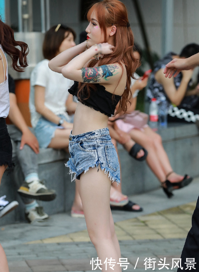 美女穿的抹胸装真是窄，露出五分之四的肌肤，穿搭真是清凉啊！