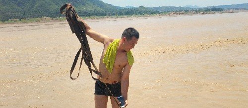 无人机航拍黄河泄洪，发现5个人水里冒险捞鱼，一根绳子防溺水