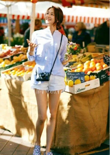 张钧宁这是在干嘛!这肩膀宽到夸张，只用一条布遮重点堪比泳衣