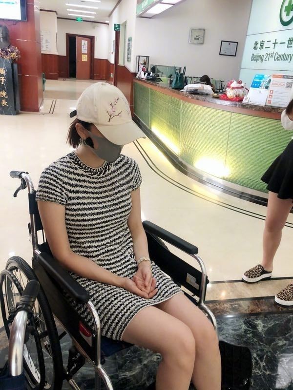 十八线女星吃减肥药引发疾病，坐轮椅进医院，网友:炒作