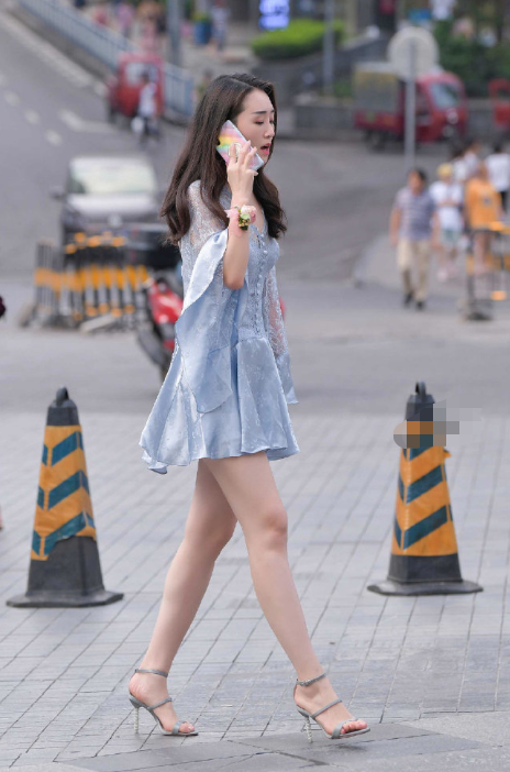 驾驭:街拍:“8CM”不简单,美女能驾驭那么高的鞋,肯定有实力!