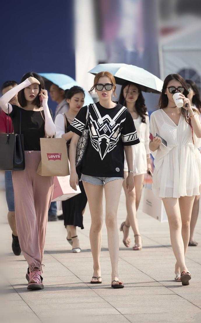 重庆街拍: 单身就穿着淑女点, 陪闺蜜一起去逛街