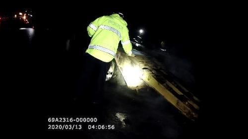  『倪某』交警巧遇挂车起火并及时救火，避免更大的损失