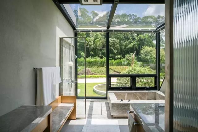 他买下30000小山头,造了一栋隐居的房子,远离城市,幽静清心