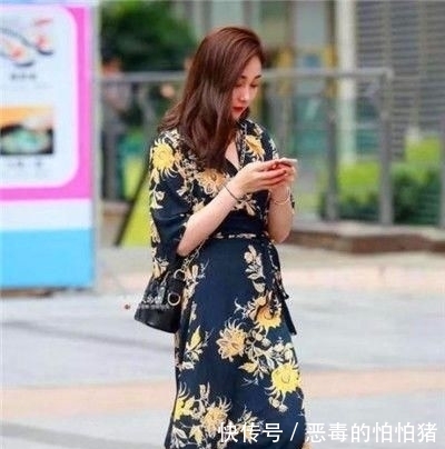  连衣裙■街拍：美女戴一副时髦的太阳镜，身穿拼色连衣裙，充满着帅气