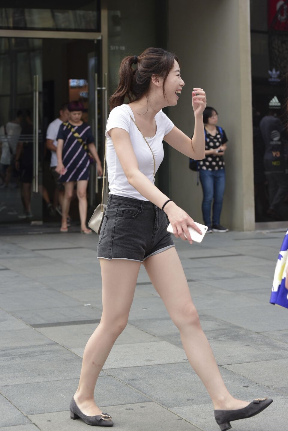 街拍联盟:白嫩丰满身材的热裤美女,很有女人味