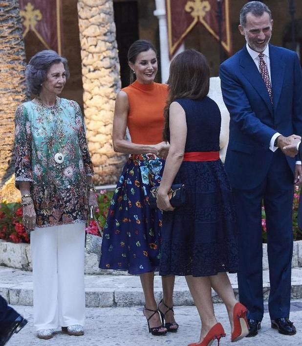 46岁西班牙王后，新发型亮相惊艳逆袭，橘色针织衫穿出高级感!