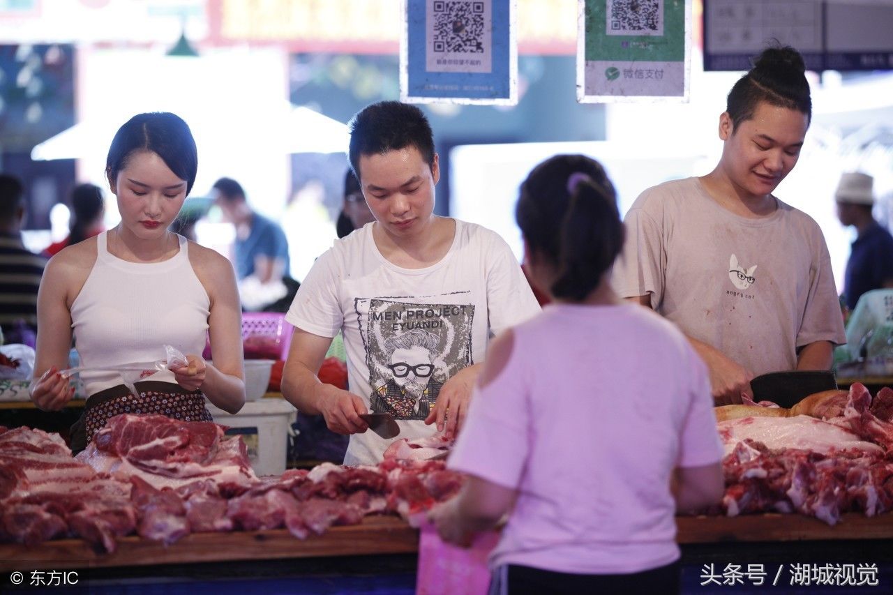 “猪肉西施”网络走红 气质身材堪比模特 手上磨出老茧常有刀伤