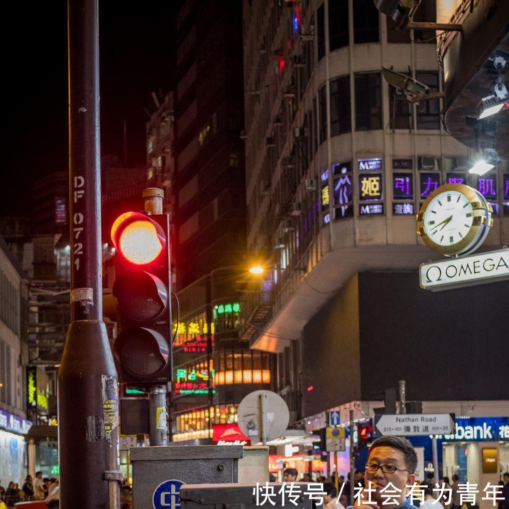  「夜晚」实拍香港的夜晚 年轻人满脸麻木, 七八十岁的老人仍在为