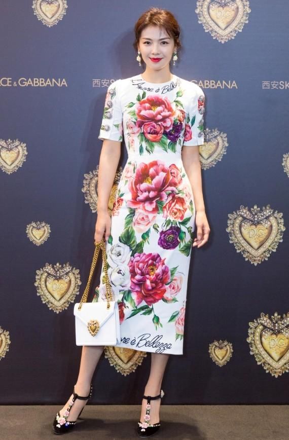 刘涛这鞋子真猛，10厘米高跟竟只用“一张纸”支撑，真怕它断了!