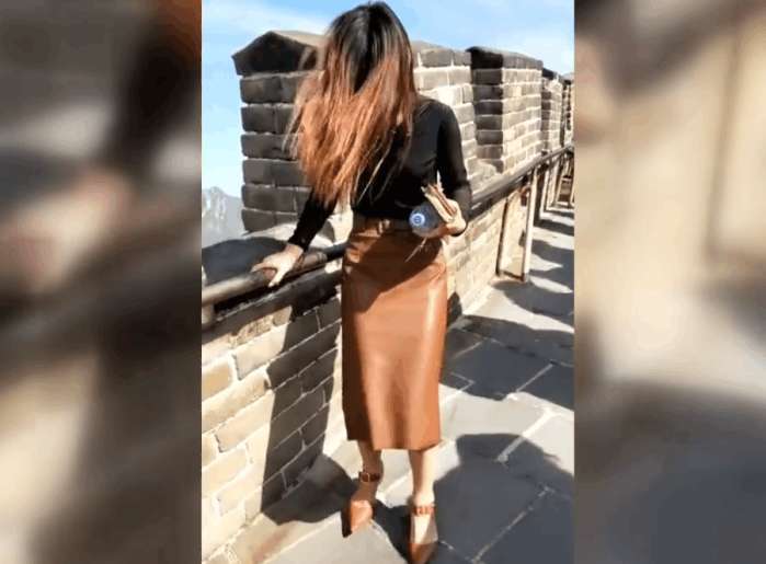 女子穿高跟鞋爬长城, 走路三步一停, 网友: 我敬你是条女汉子