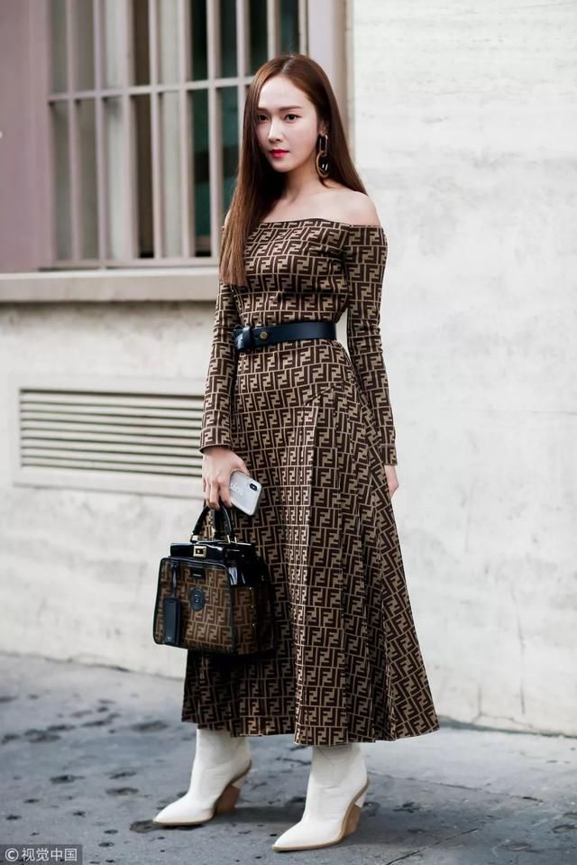 今年最流行的连衣裙穿法，就是加条腰带?