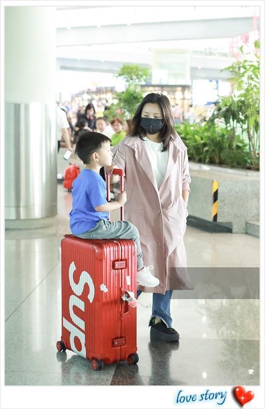 当32岁何洁穿粉色衬衫裙撞上50岁周慧敏,网友:二人互换了年龄?