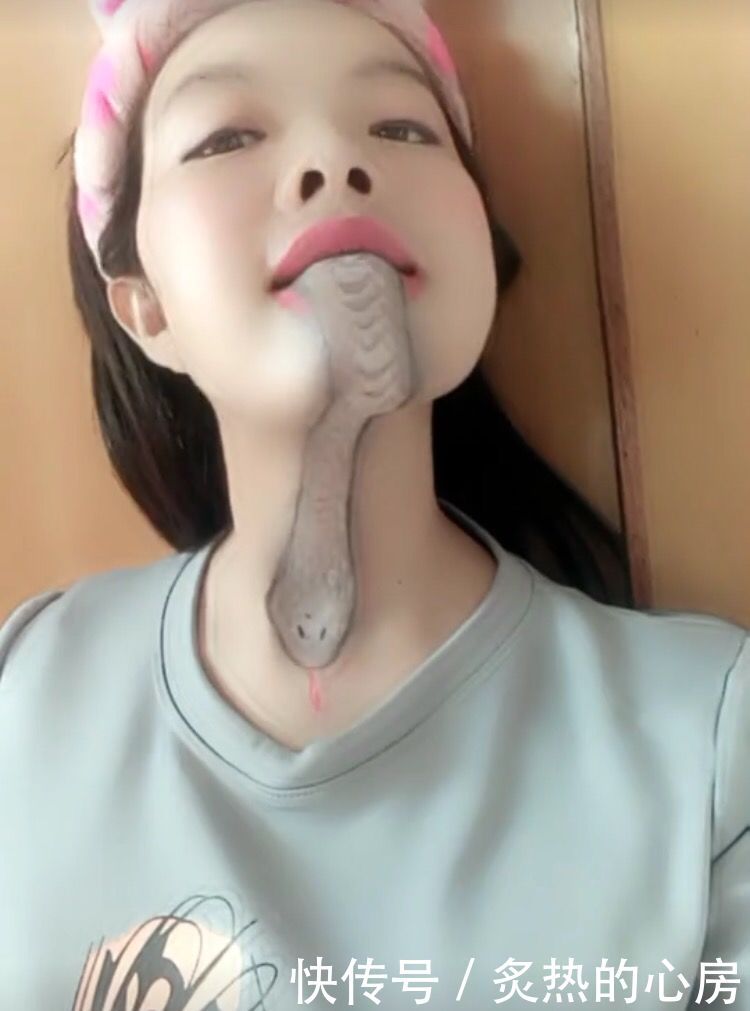 美女化妆后竟然在嘴里吐出这种东西，走近了一看令人毛骨悚然