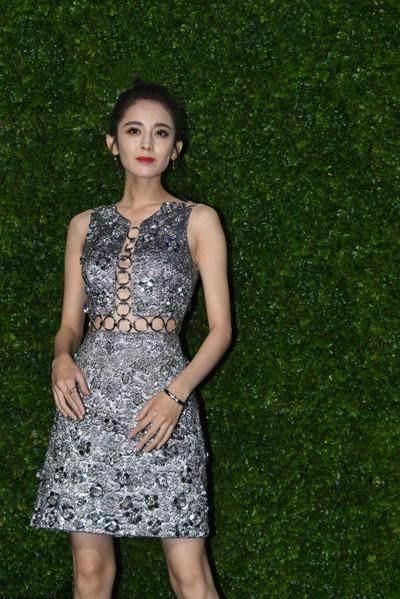 120斤蒋欣与90斤娜扎，同穿镂空裙，竟一个女神，一个阿姨？