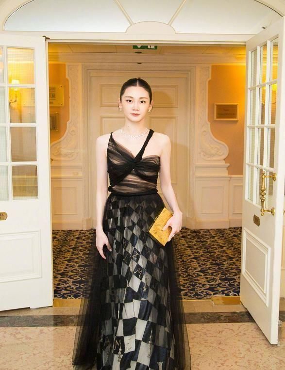 『 变得更加』薄纱裙更为细嫩，不愧为“冯女郎”，苗苗身型太纤美