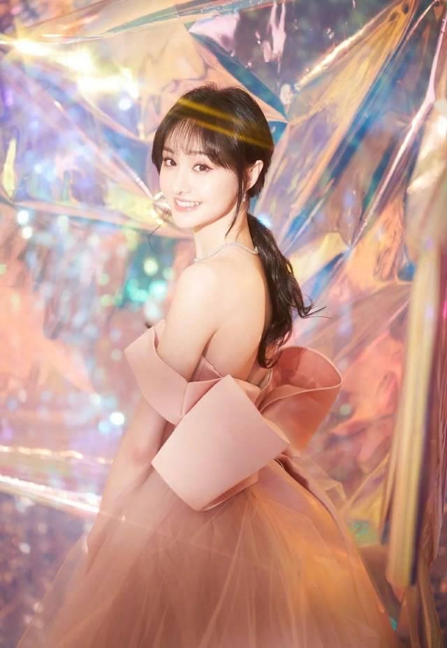  『春天』春天必火的四款小裙子，一定要穿它去约会！| 时尚