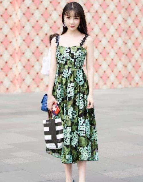 街拍：穿着时尚飘逸长裙的美女们，个个身材高挑又苗条，靓丽动人