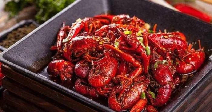起锅烧油，葱、姜、蒜、花椒、八角、香味、干辣椒爆香，然后再加郫县豆瓣酱，改小火炒出红油，转大火将沥水的小龙虾倒入锅中，快速翻炒。接着加入生抽、盐、白糖翻炒几下。倒入啤酒没过小龙虾即可。盖上盖子，改至中火焖烧。焖烧至汤汁逐渐少了，大火收汁即可。