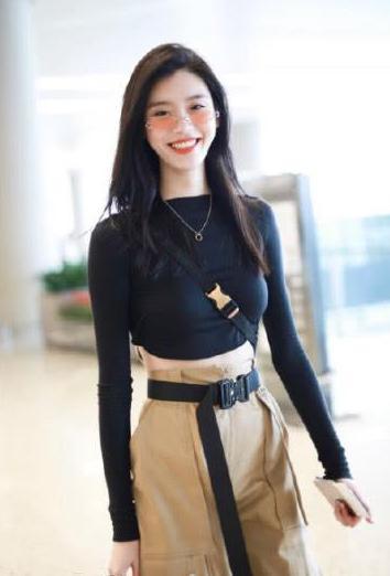 奚梦瑶忘穿衣服出门了? 网友: 一条黑带勾勒上身, 太燃了