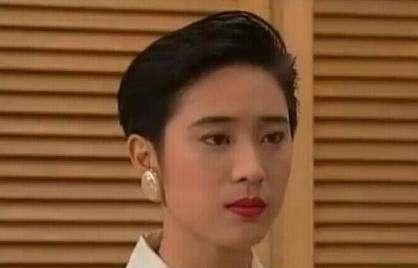 『美女』她是港姐中的短发美女,多年来一直是短发形象,52岁仍然单身!