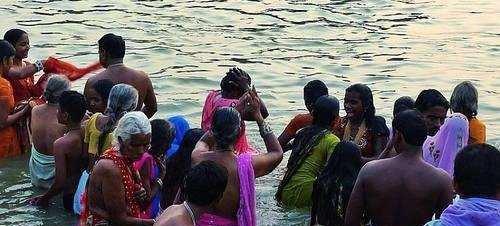 奇葩印度:男女老少在飘满垃圾的恒河里混浴,还用木棍刷牙