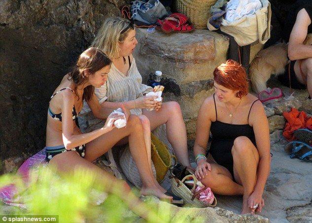 英国34岁女模特西班牙度假 身穿比基尼尽显小蛮腰