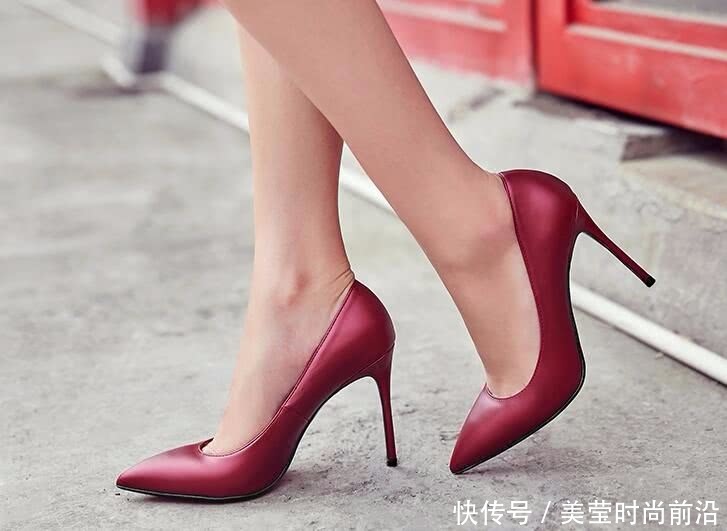 尖头细跟高跟鞋增添几分性感,魅惑时尚并存