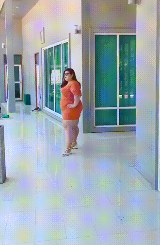 GIF:搞笑GIF趣图:妹子,造型很不错,我就喜欢你这样有肉感的女生!