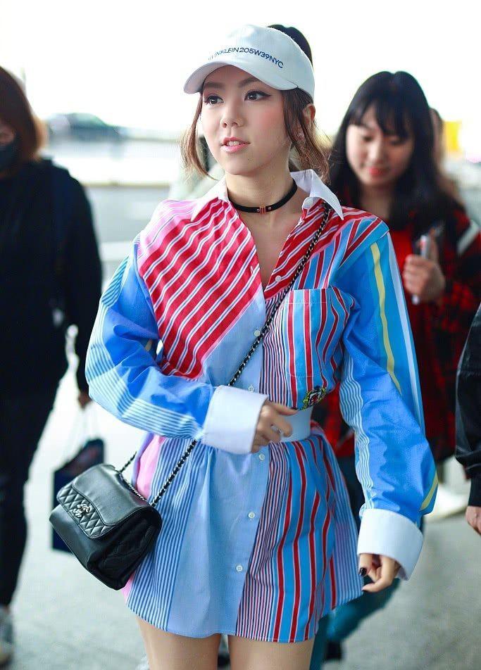 瘦下来后的邓紫棋穿件衬衫就敢去机场，网友：这腿是真实的吗？