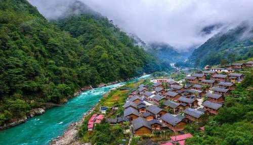 独龙江公路翻越高黎贡山，闯入怒江峡谷最后一个秘境，世外桃源！