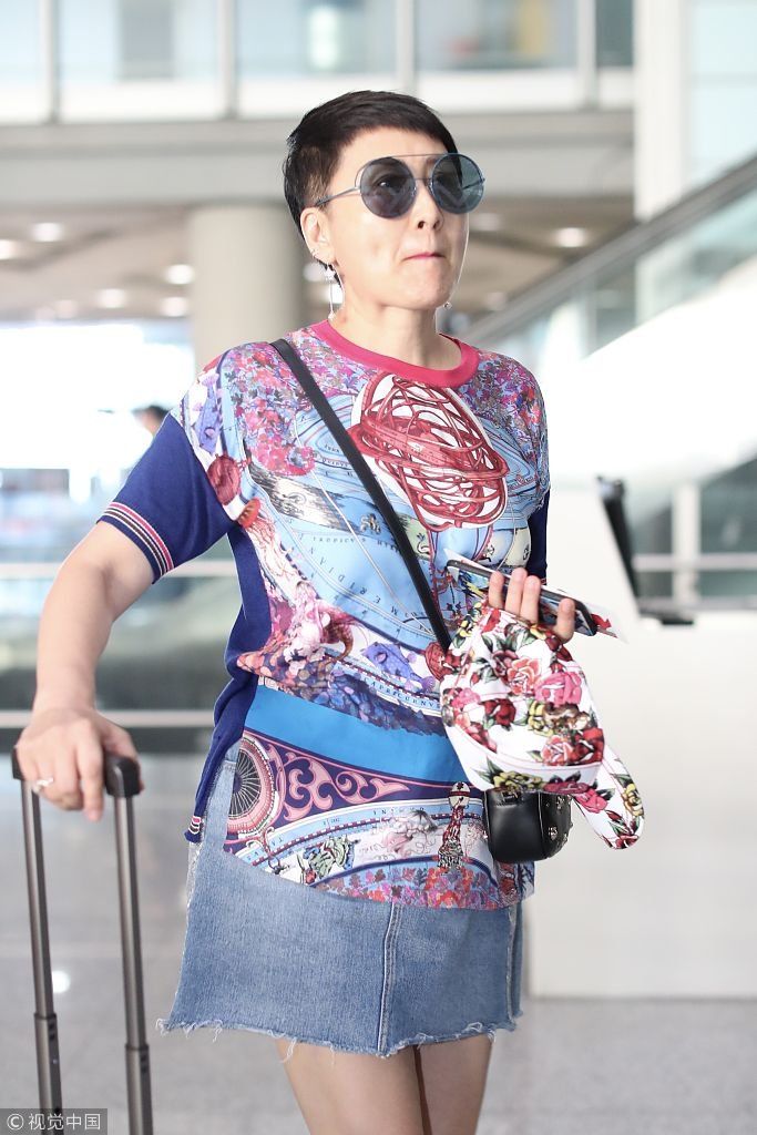 56岁“花少二姐”张凯丽穿短裙露美腿打扮时髦  超短发利落戴墨镜