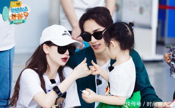 3岁就会穿搭还迷恋口红，戚薇女儿比妈妈还臭美，长大可不得了