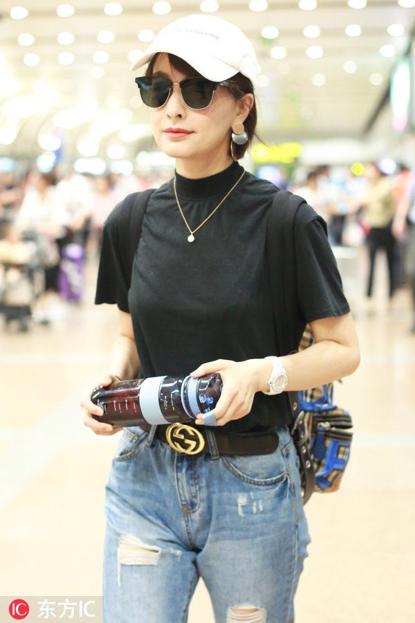 吴昕妆容精致好似混血儿，上身纤瘦却被双腿抢了风头