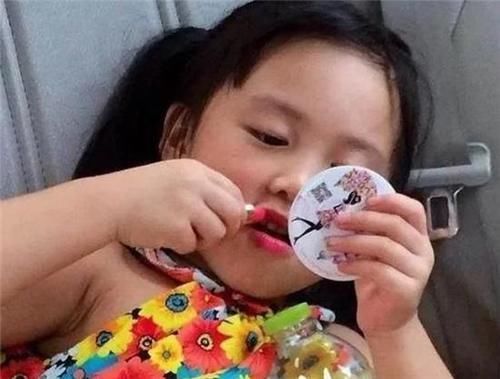  【小时】年仅15岁小女孩，出门前化妆要1小时，自称“简妆”：别人耗时更长