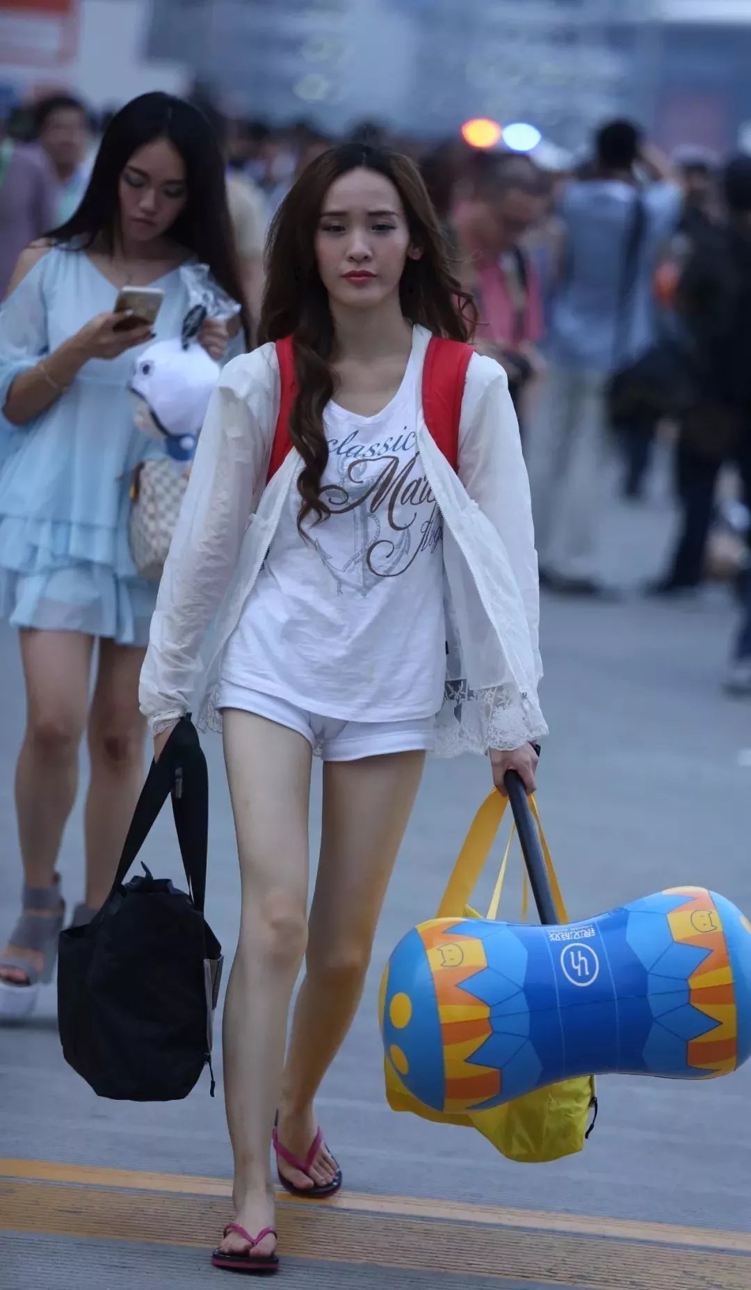 街拍热裤人字拖鞋的大长腿美女小姐姐