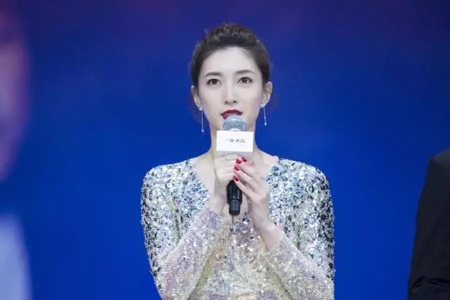 江疏影深V短裙露沟又秀长腿，亮片太多像炸毛，上半身像胖20斤