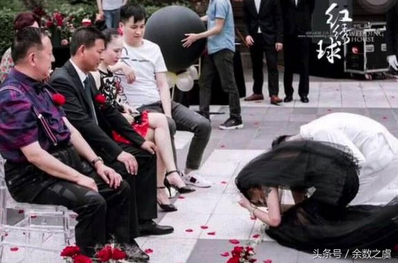 抖音最火纹身新娘:身穿黑色婚纱嫁人,婚礼风格