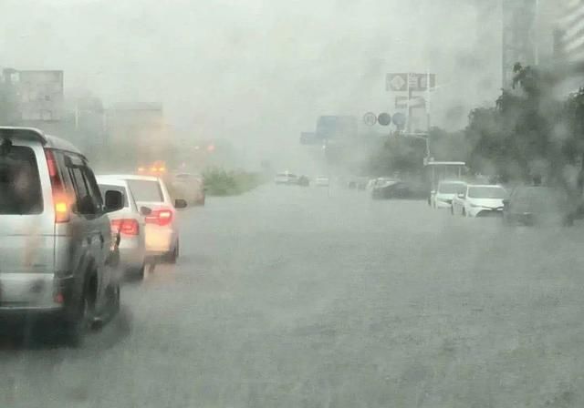 天开■暴雨天开双闪算违章吗?用错灯很容易扣分!