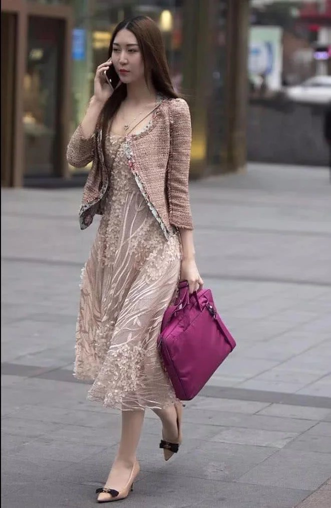 知性小姐姐一身长裙，包裹出肥硕的身材，走路的姿态尽显成熟味儿