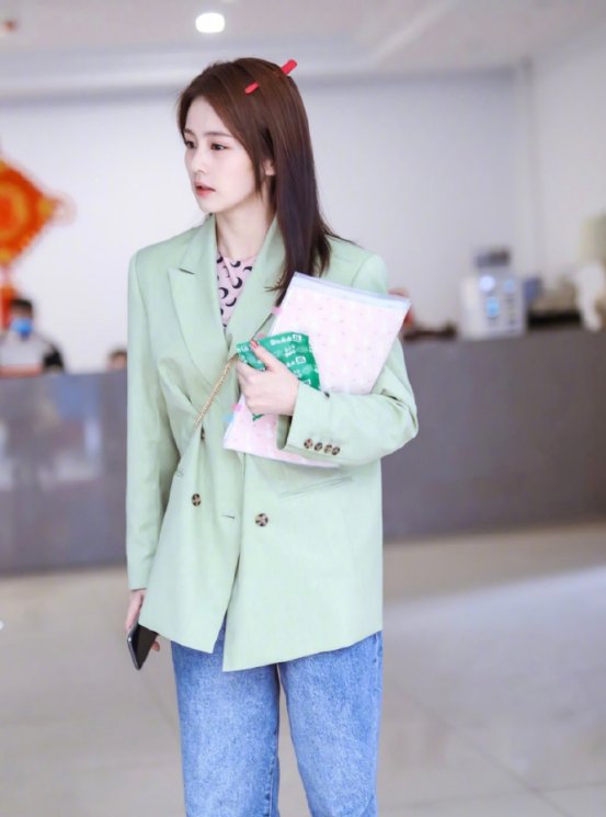  「时髦」牛油果色不会穿?看看这些街拍吧,照着穿就行,好看又时髦